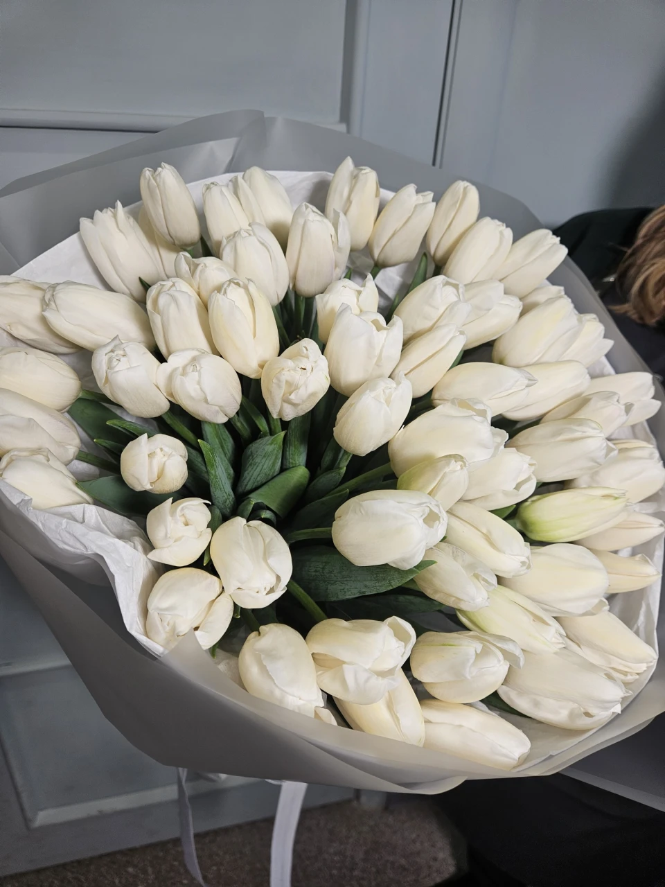 Букет белых тюльпанов XXL (61 шт) в упаковке