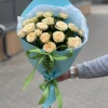 Букет из кустовой розы с эффектной упаковкой