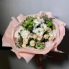 Букет из кустовых роз и белых хризантем "Ради тебя"