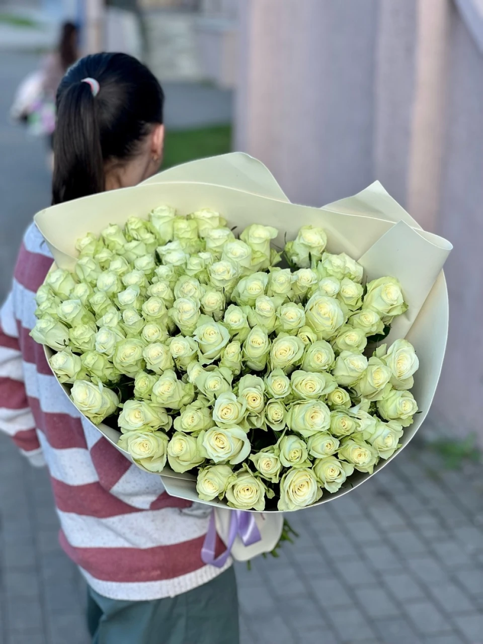 Букет 101 белая роза Кения 60 см с упаковкой