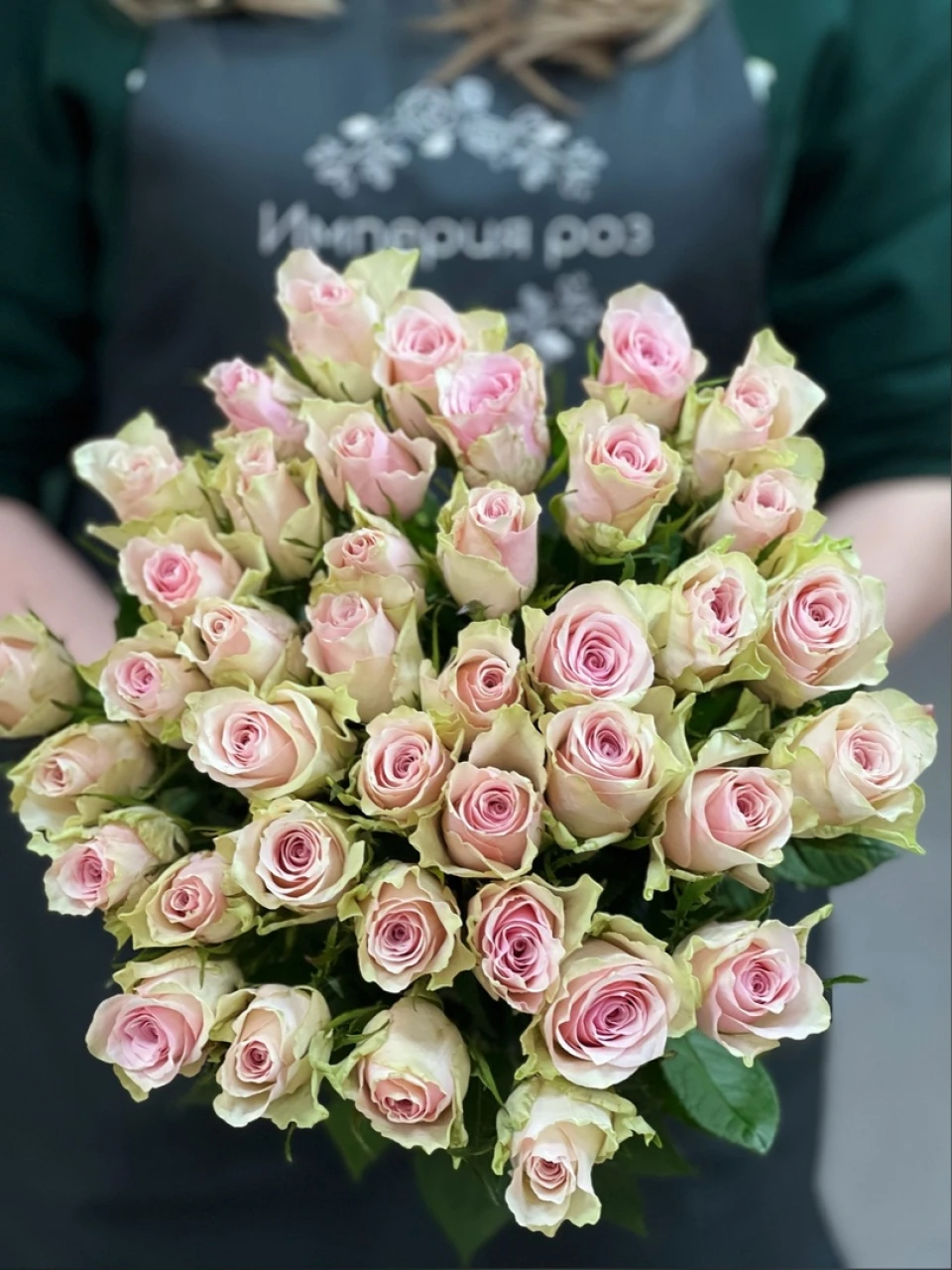 45 розовых роз с лентой
