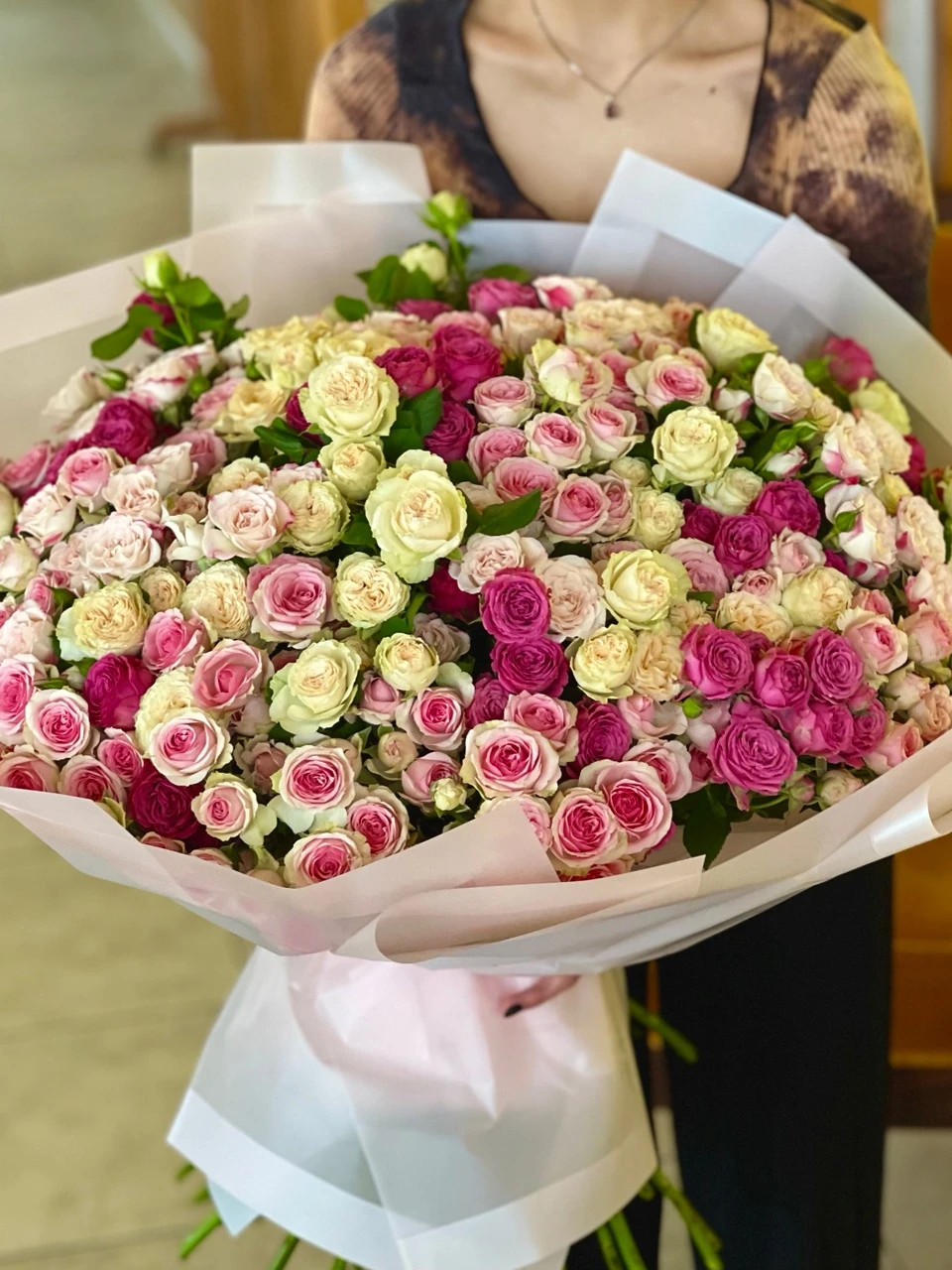 Букет из 51 ветки кустовой розы