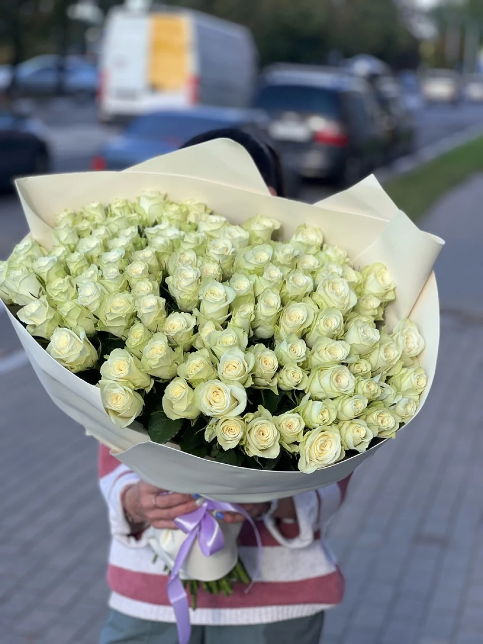 Букет 101 белая роза Кения 60 см с упаковкой